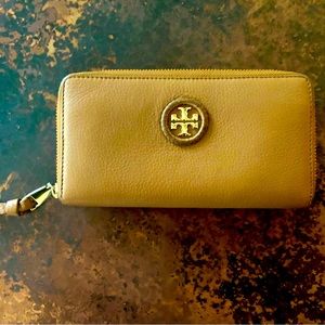 Tory Burch Classic Wallet, Bark Color. Good Condition.